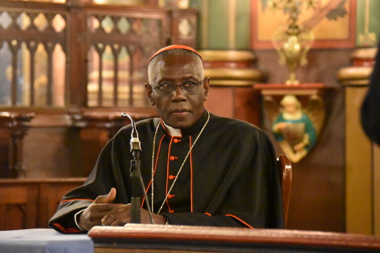 Kardinál Robert Sarah: Cirkev dnes ohrozuje tekutý a praktický ateizmus