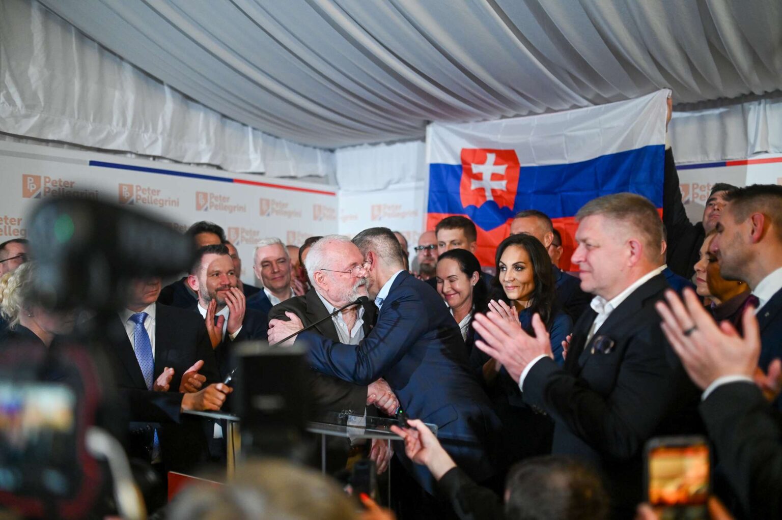 Peter Pellegrini sa objíma s prezidentom Ivanom Gašparovičom. Foto: Krištof Gremsperger