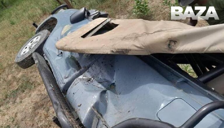 Slon v Zambii zaútočil na auto s turistami, dvakrát ho prevrátil