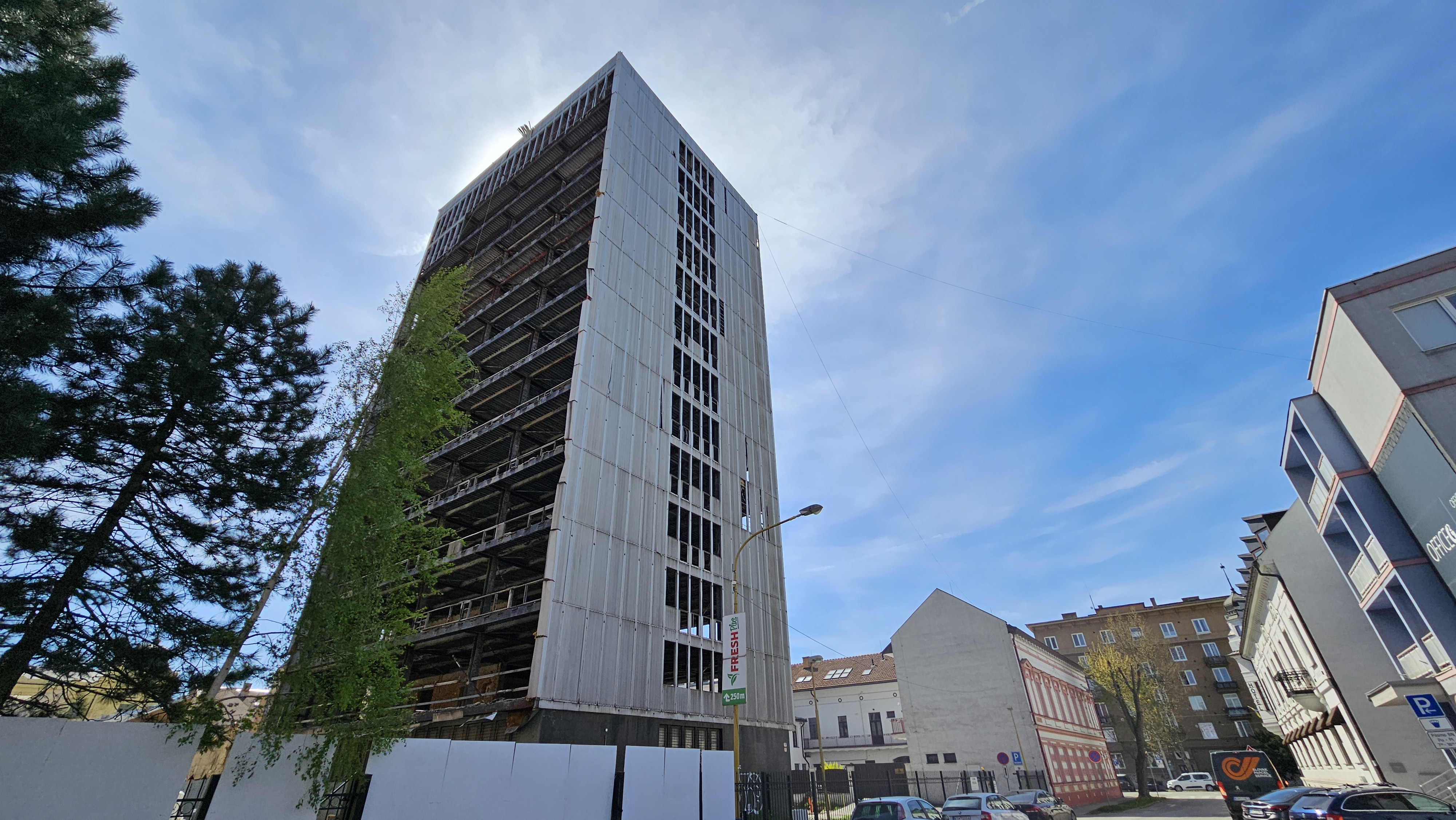 Z opachy krásavica? Budova bývalého daňového úradu už prichádza o opláštenie