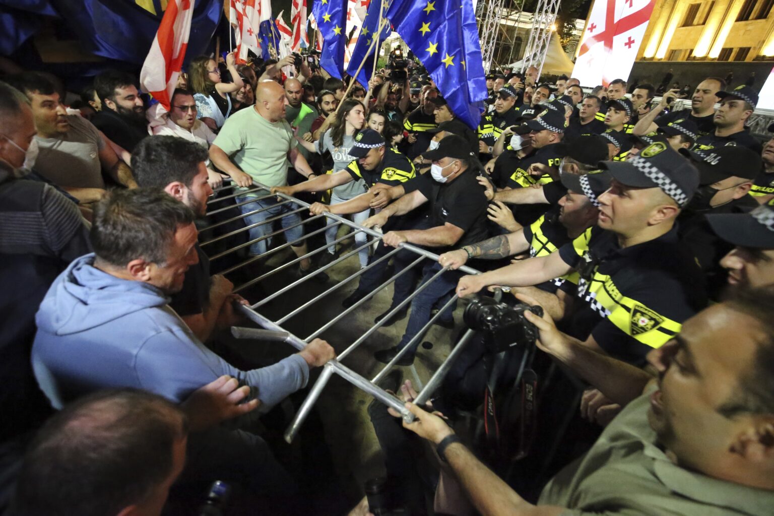Demonštranti v Tbilisi na proteste vyzývali gruzínsku vládu, aby stiahla zákon o zahraničnom vplyve. Foto: TASR/AP