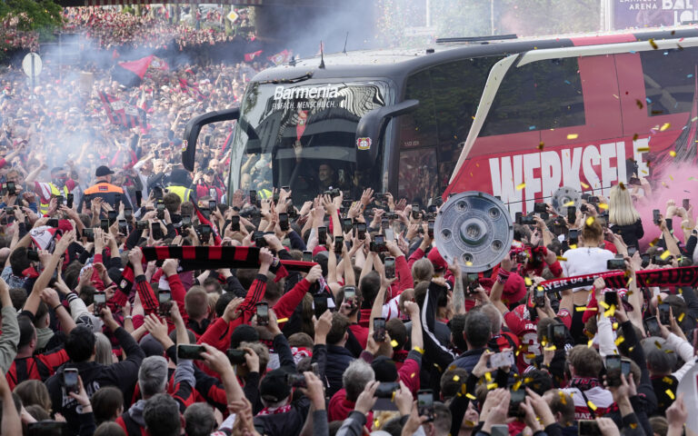 Fanúšikovia vítajú tímový autobus futbalistov Bayeru Leverkusen. Foto: TASR/AP
