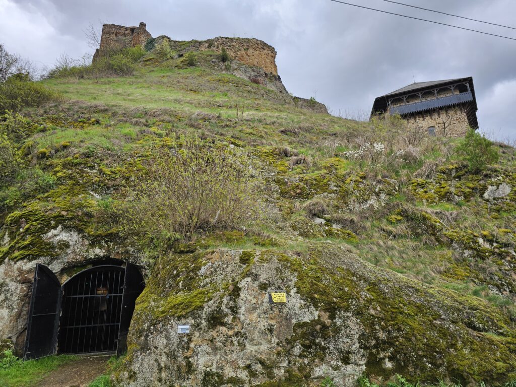 Horný hrad a tufové bralo, z ktorého padajú kamene na cestu. Foto: Branislav Caban