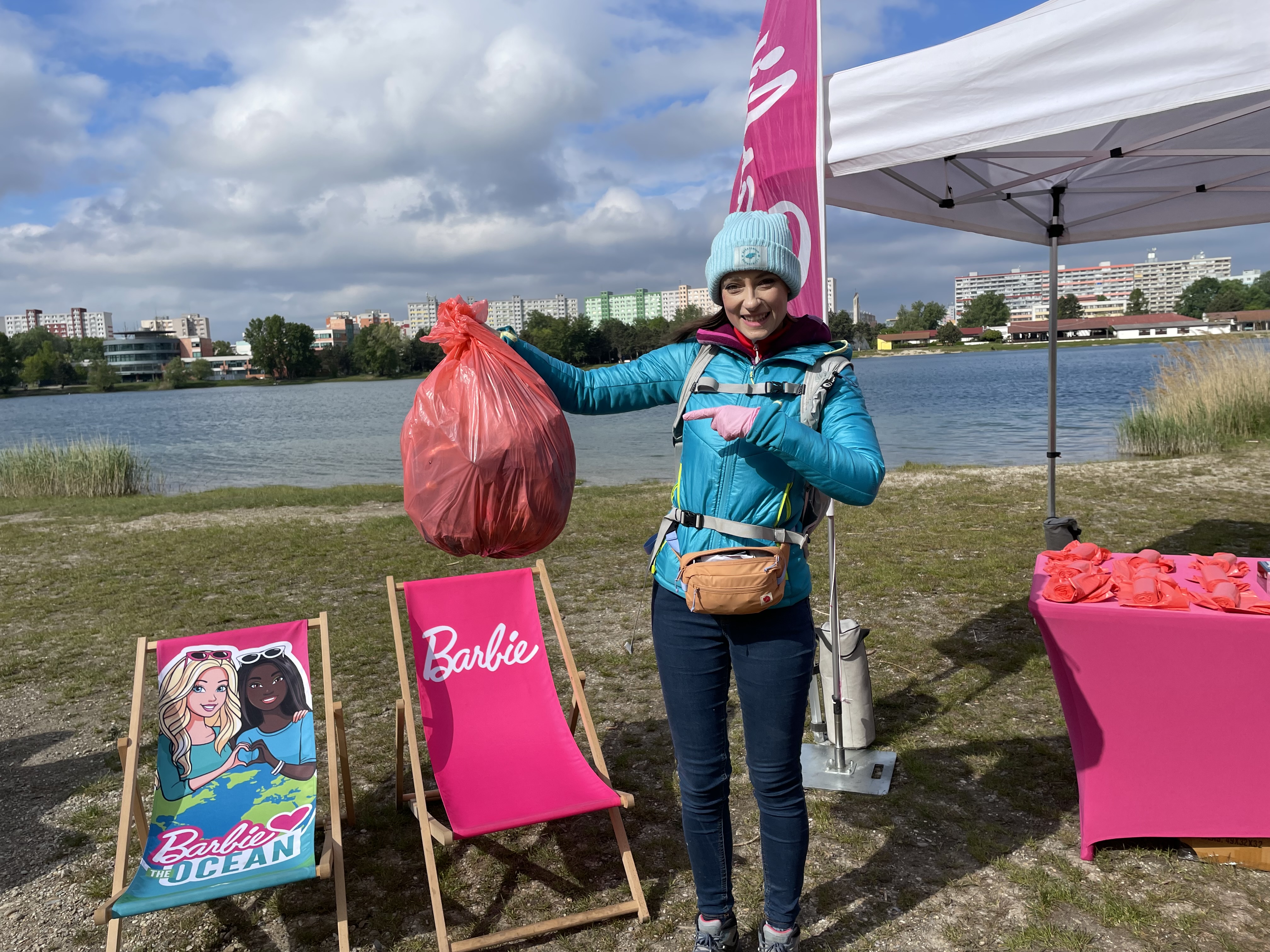 Deň Zeme. Okrem študentov zbierala odpadky aj Barbie