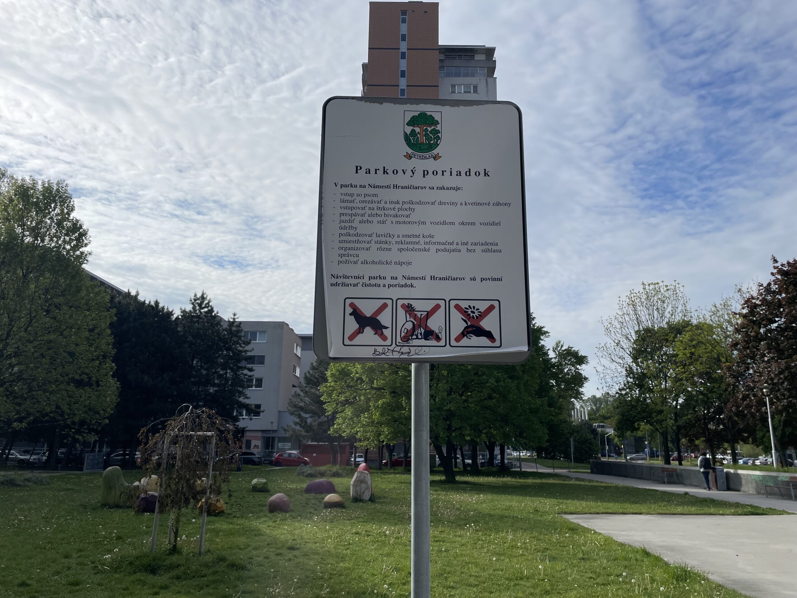 V Parku obetí Hraničiarov bude treba osadiť nové tabule s aktuálnym názvom. Foto: Miroslava Pavlíková
