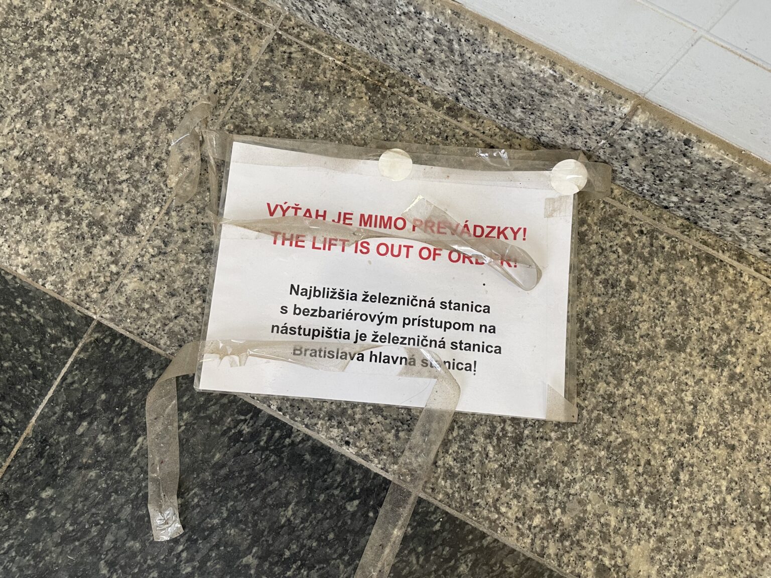 Na železničnej zastávke Bratislava-Vinohrady sa OZP nedostanú k nástupištiam. Foto: Miroslava Pavlíková 