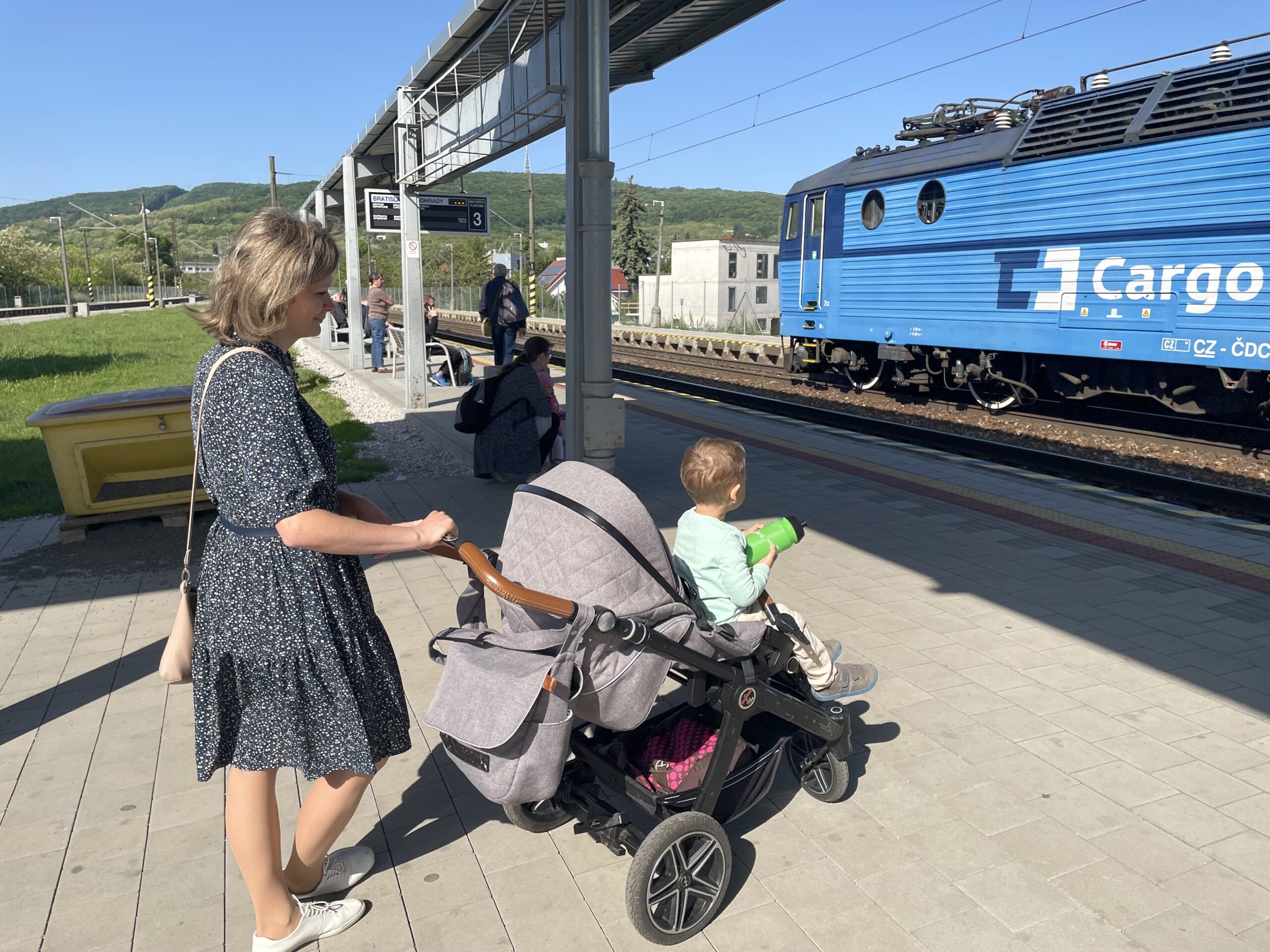 Mamička Margita musela, kvôli nefungujúcim výťahom, vyjsť s kočíkom po schodoch sama. Foto: Miroslava Pavlíková