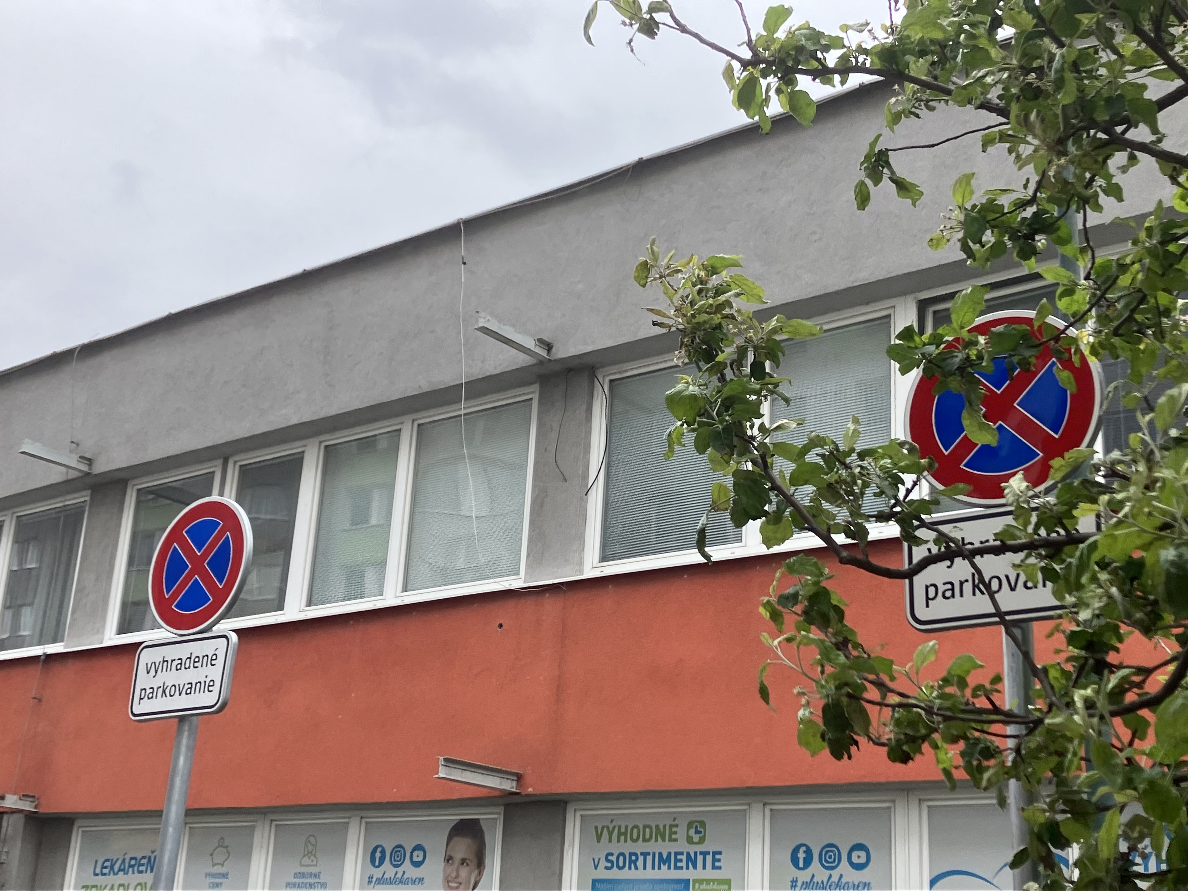 Zdravotne znevýhodnení si za parkovanie priplatia. Návrh magistrátu schválili v Petržalke