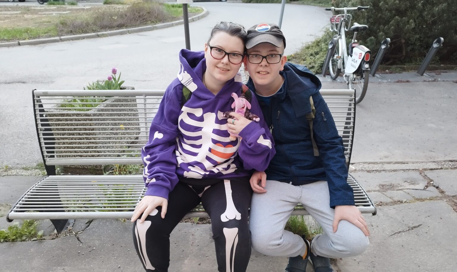 Ema má 20 rokov a syn Adam 17. Obaja sú autisti a okrem toho trpia epilepsiou. No obaja sa majú veľmi radi. FOTO: Žilinský Štandard