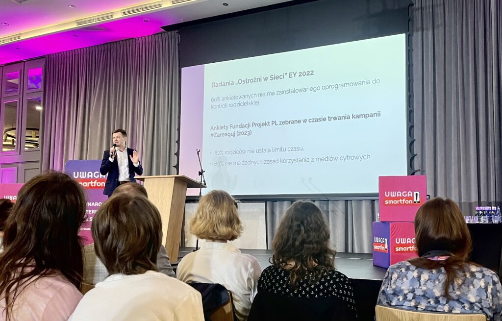 Adam Zych na konferencii Pozor! Smartfón. Foto: Anna Čujová