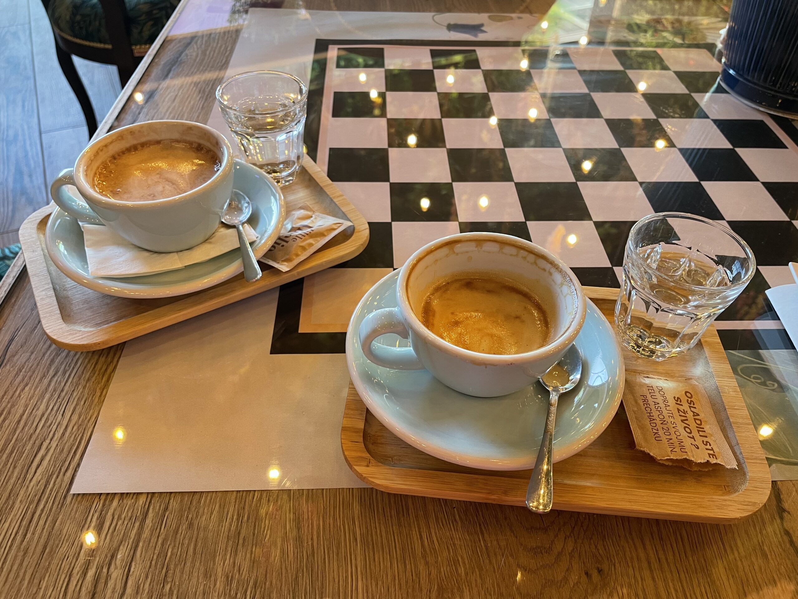 Dospelí si v kaviarni môžu zahrať napríklad šachy. Foto: Miroslava Pavlíková 