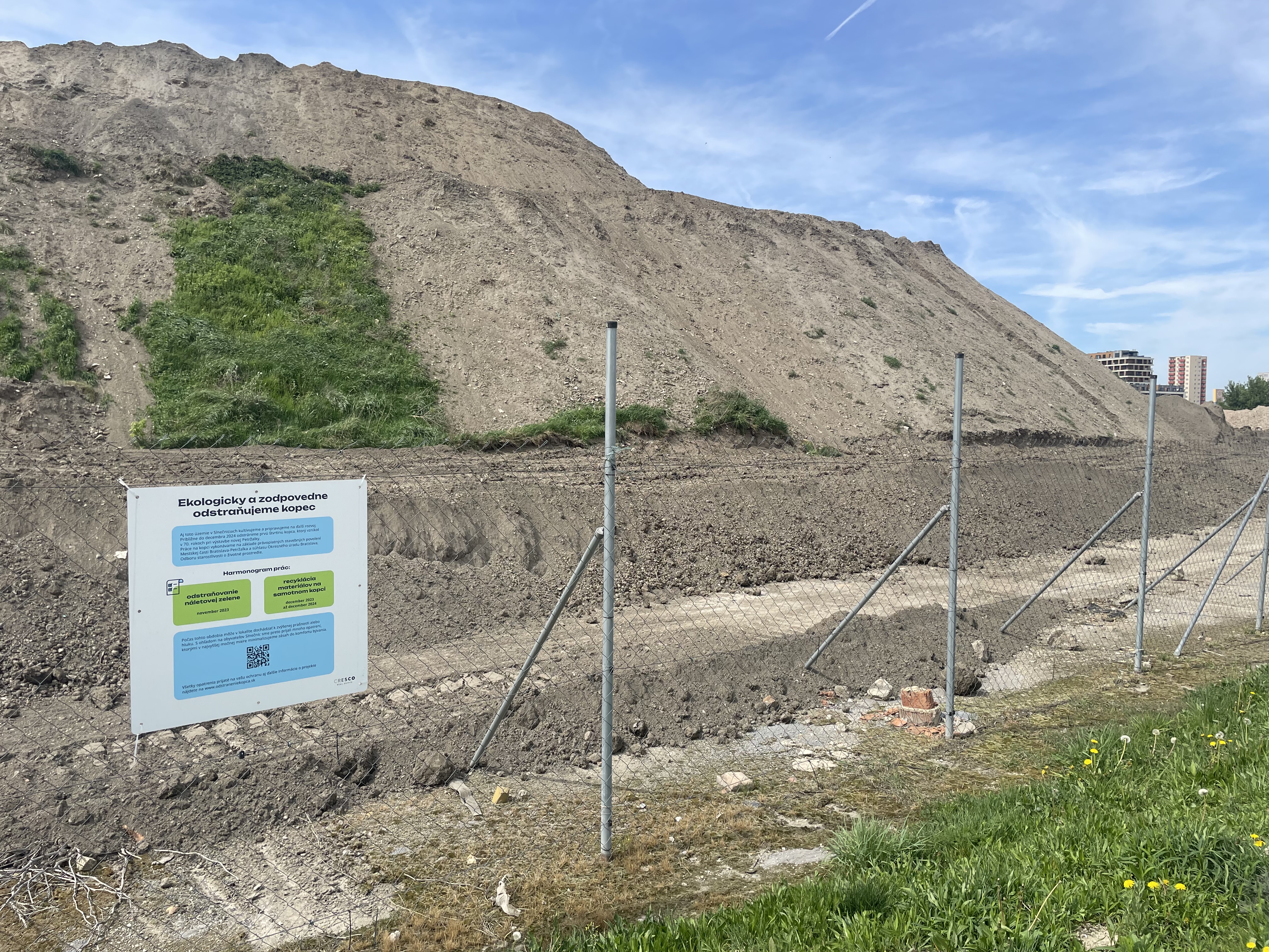 Petržalský kopec je každým dňom menší. Kedy zmizne úplne?