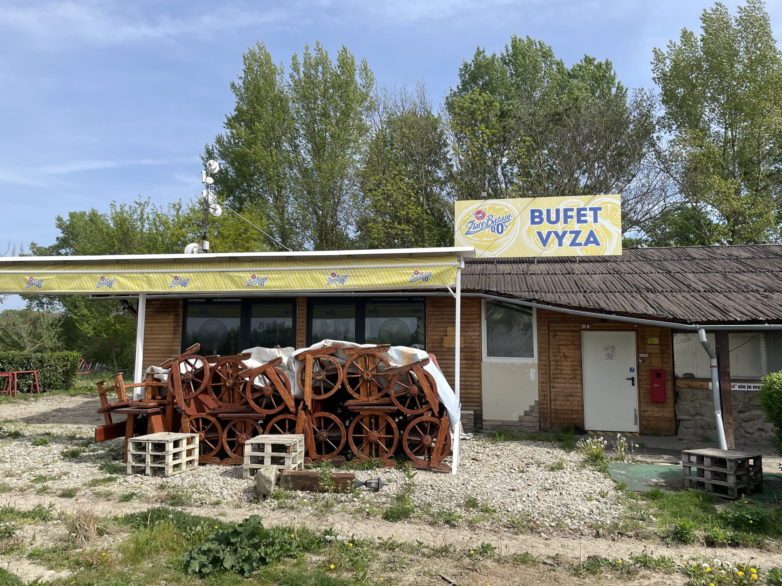 Bufet Vyza je zatvorený - Petržalská hrádza