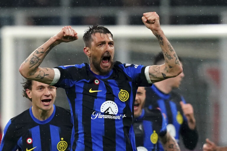Futbalista Interu Miláno Francesco Acerbi sa teší z gólu v mestskom derby 33. kola talianskej Serie A, AC Miláno - Inter Miláno. Foto: TASR/AP