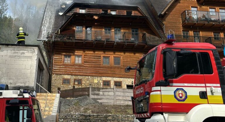 Drevený hotel pri lyžiarskom stredisku sa ocitol v plameňoch, všetky osoby evakuovali