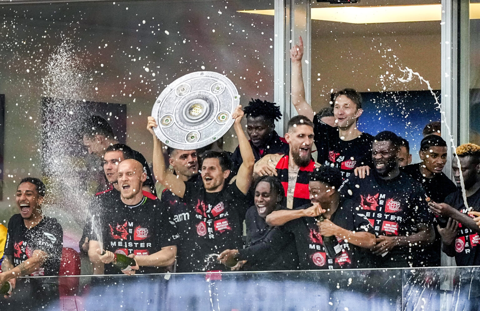 Hráči Leverkusenu oslavujú titul v Bundeslige. Foto: TASR/AP