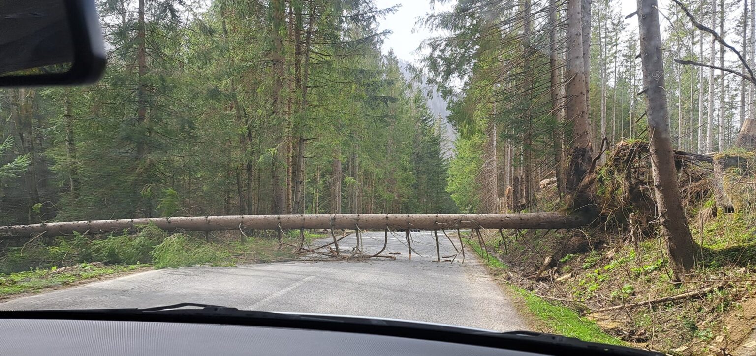 Zablokovaná je aj cesta medzi Zubercom a Oravicami. Foto: Martina Kuklová/Facebook