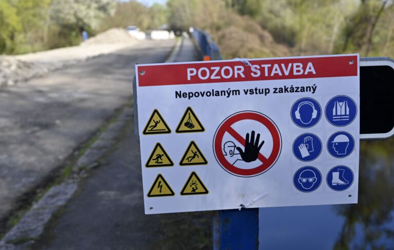 Most pred obcou Vojany sprejazdnia. Pri Veľkých Raškovciach potrvá uzávera do júla