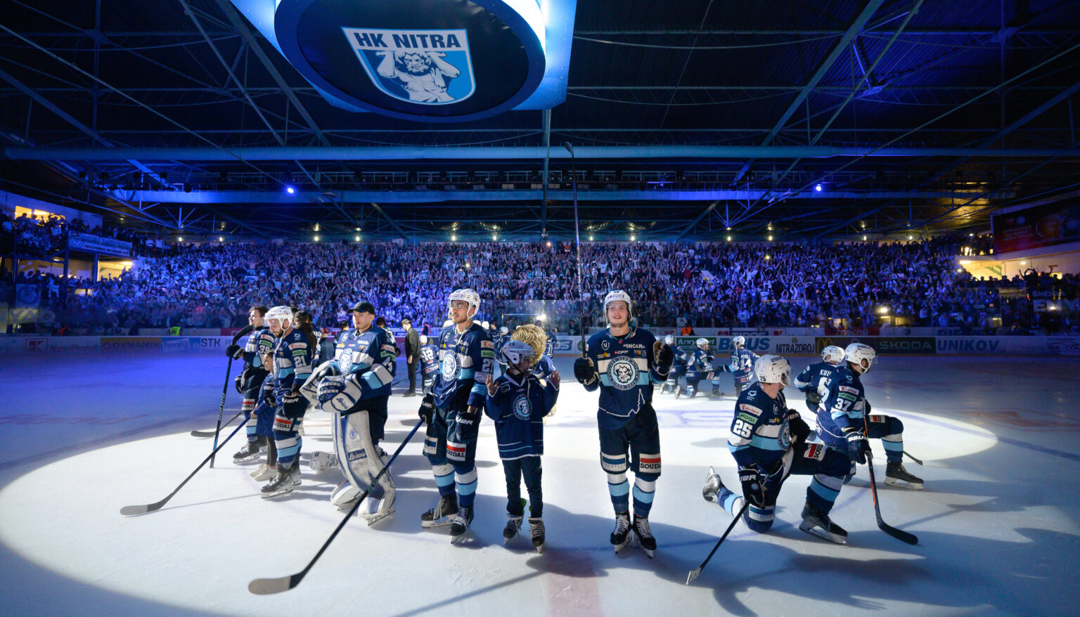 Hráči HK Nitra ďakujú fanúšikom po postupe do finále play-off. Foto: Henrich Mišovič/TASR