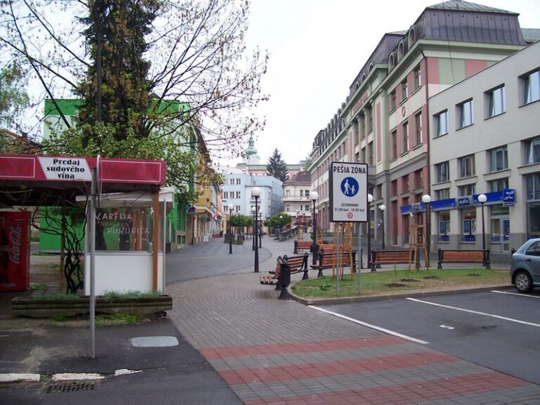Chodcov na pešej zóne trápia cyklisti, mesto im posiela jasný odkaz