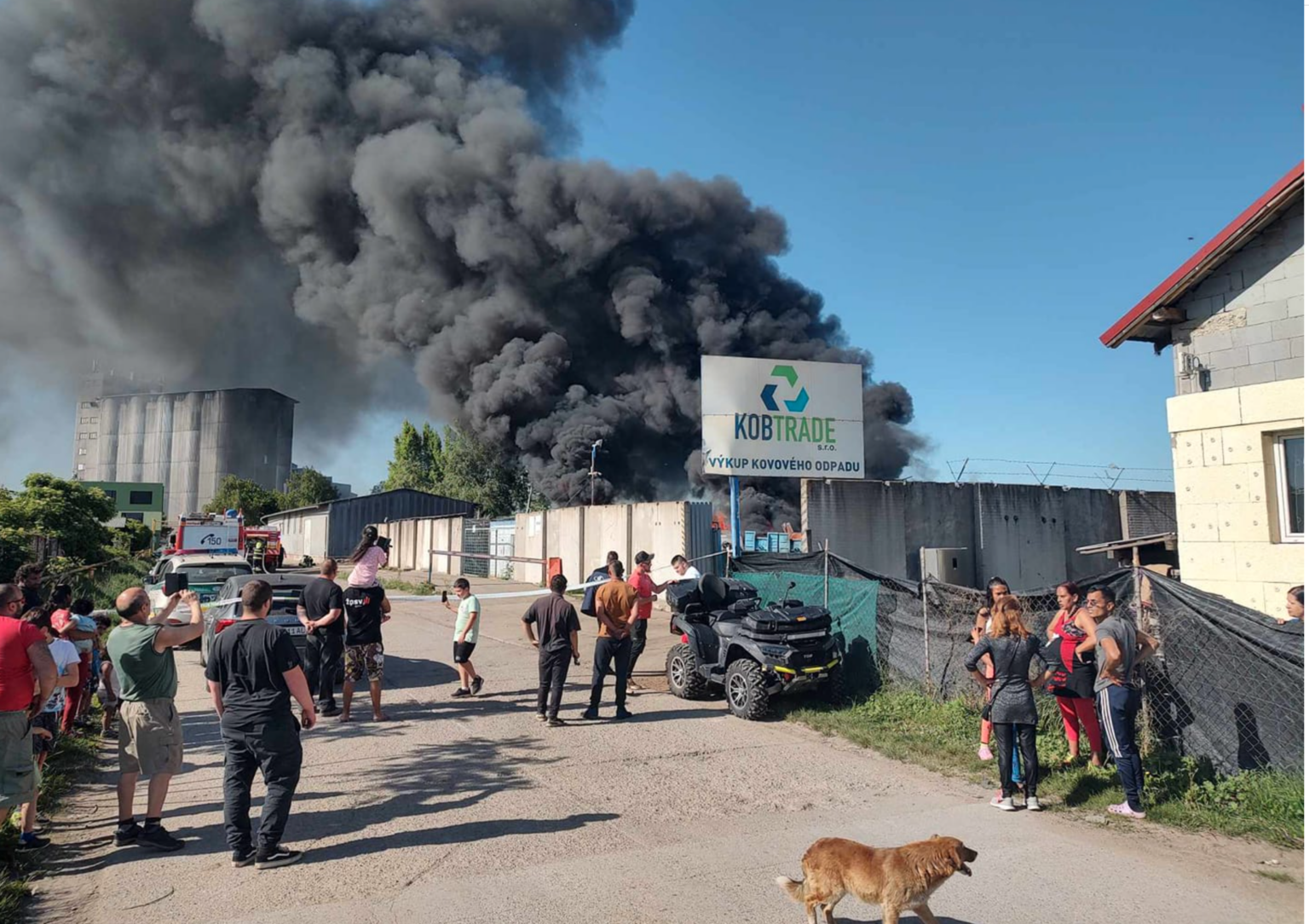 Hustý čierny dym bolo možné pozorovať aj z Košíc. Foto: FB Aďa Pásztorová