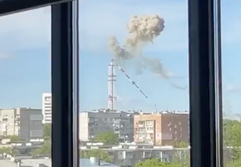 Rusi odstrelili veľkú časť 240 metrov vysokej televíznej veže v Charkove