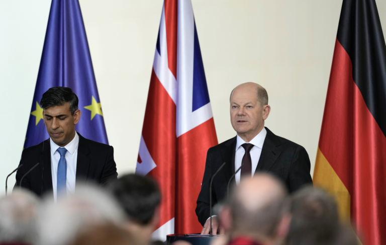Nemecký kancelár Olaf Scholz (vpravo) a britský premiér Rishi Sunak 24. apríla 2024. Foto: TASR/AP