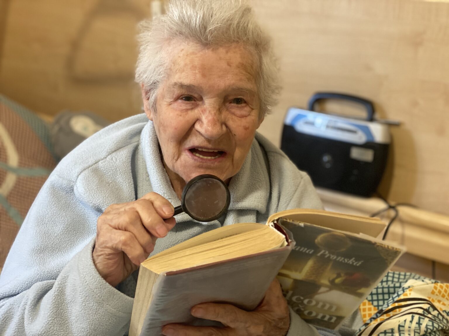 Najstaršia čitateľka Veľkošarišskej knižnice Anna Verčimáková. Foto: Mestská knižnica Veľký Šariš