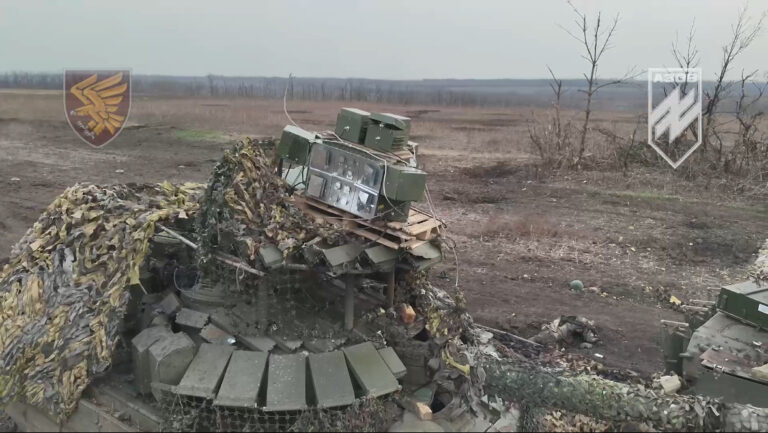 Ukrajinská armáda ukoristila ruský tank so systémom protidronovej obrany na streche