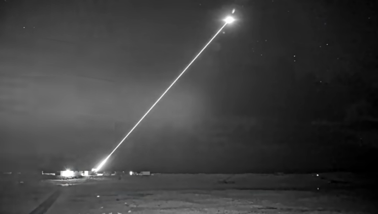 Infračervený pohľad na test laserového systému DragonFire. Zdroj: reprofoto Naval News/YT