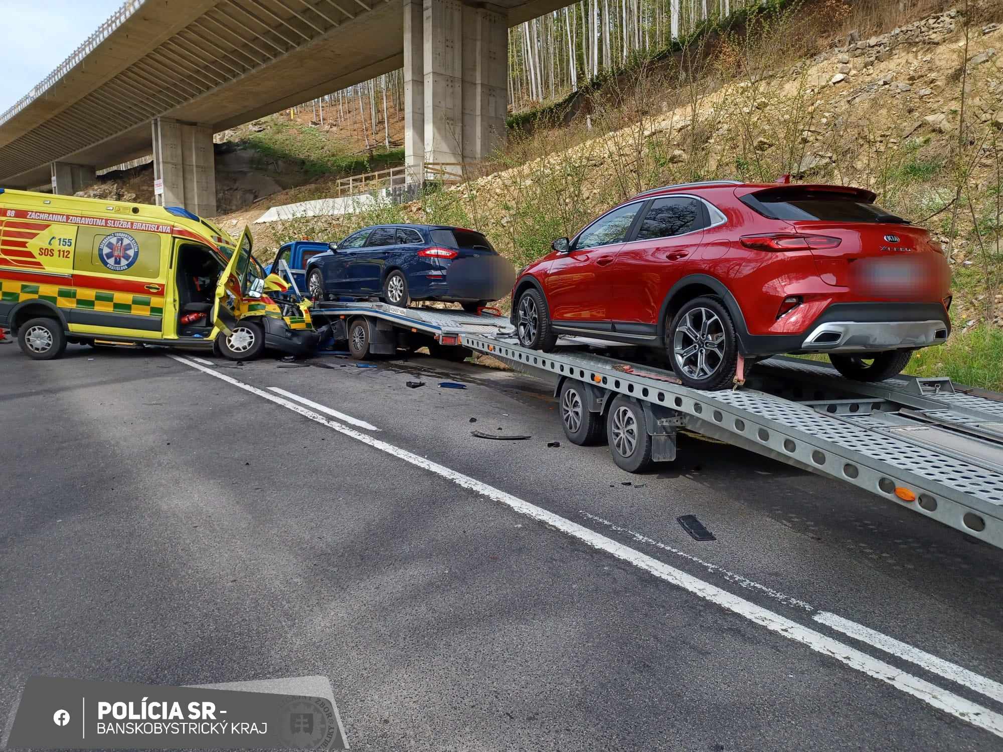 Pri nehode sanitky a vozidla odťahovej služby zomrel jeden človek