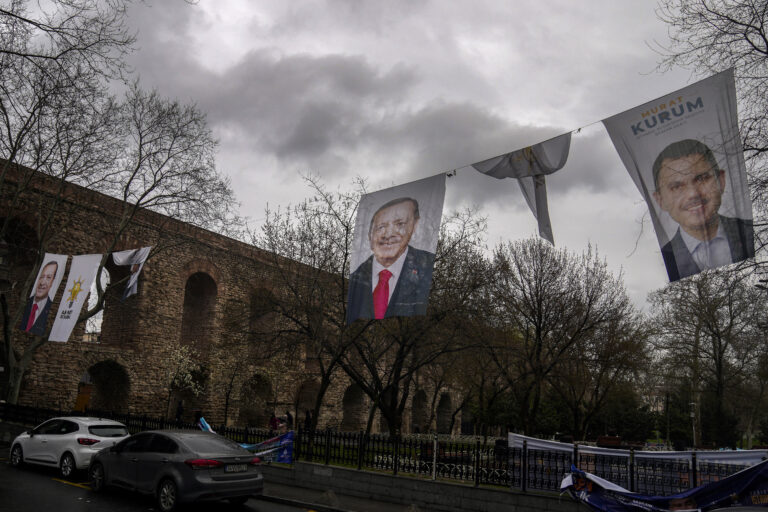 Na snímke volebné plagáty s podobizňou tureckého prezidenta a lídra Strany spravodlivosti a rozvoja (AKP) Recepa Tayyipa Erdogana (vľavo) a kandidáta na poslanca v Istanbule Murata Kuruma visia v uliciach Istanbule pred komunálnymi voľbami v pondelok 25. marca 2024. Foto: TASR/AP