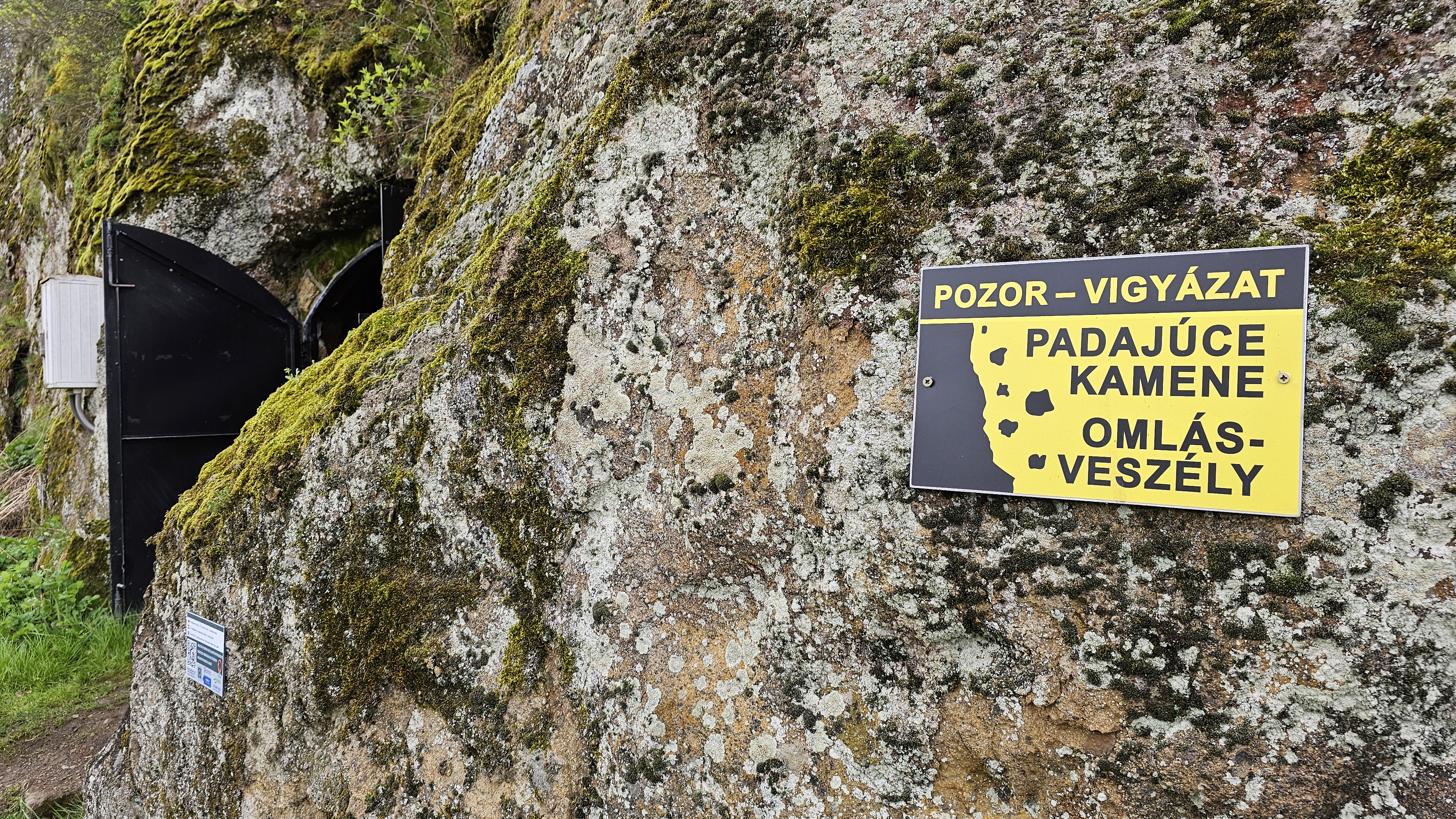 Kamene padajúce z hradu ohrozujú cestu, mesto chce problém riešiť