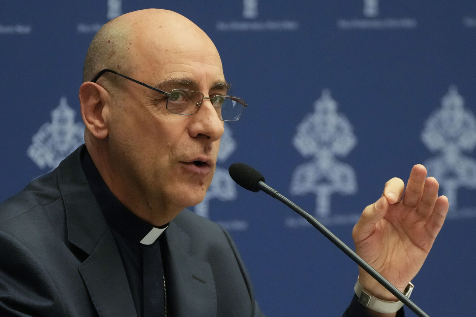 Víctor Manuel Fernández predstavuje dokument Dignitas infinita počas tlačovej konferencie vo Vatikáne v pondelok 8. apríla 2024. Foto: TASR/AP Photo/Gregorio Borgia
