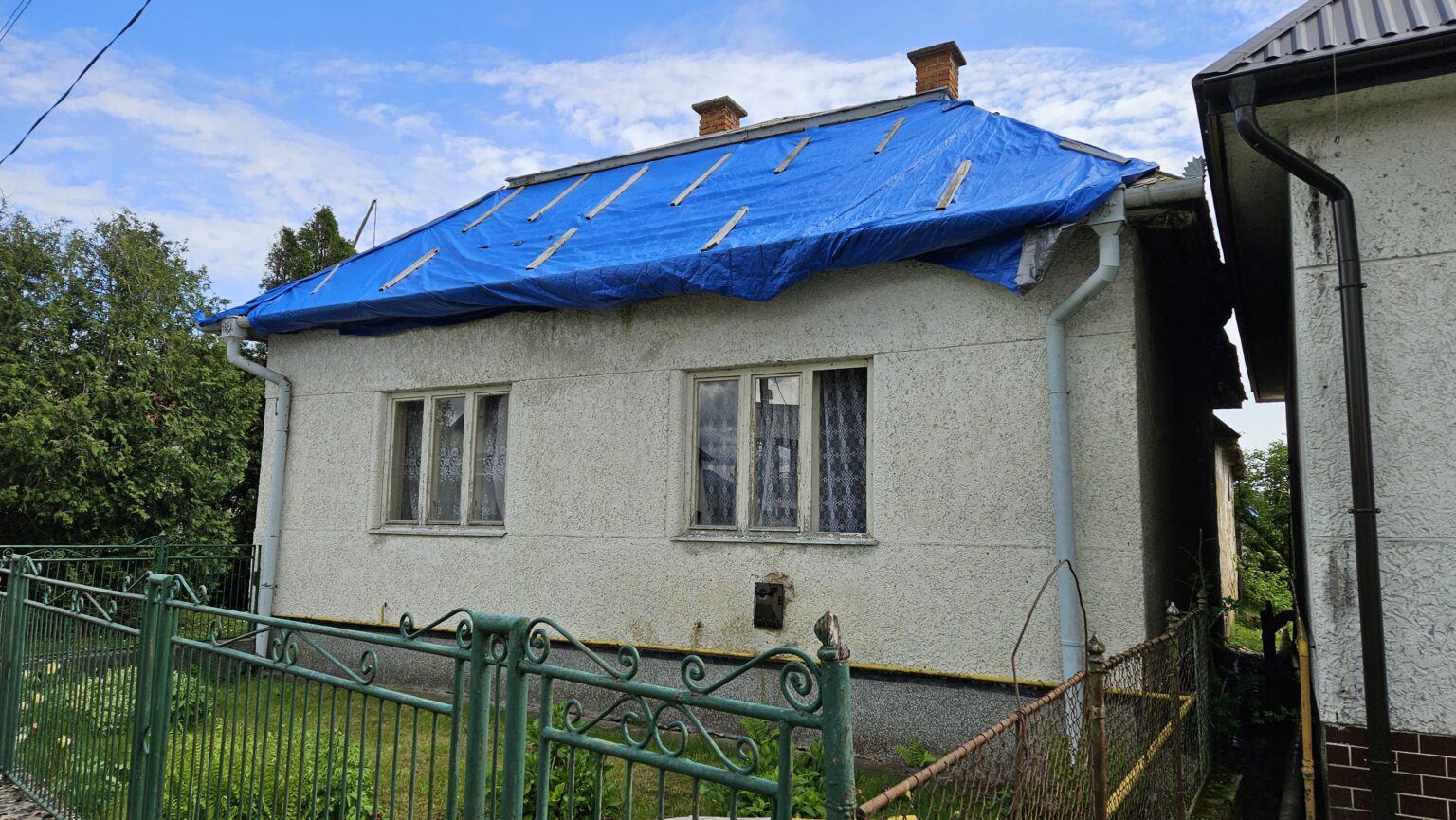 Niektoré domy v Závadke majú ešte stále provizórnu strechu. Foto: Redakcia