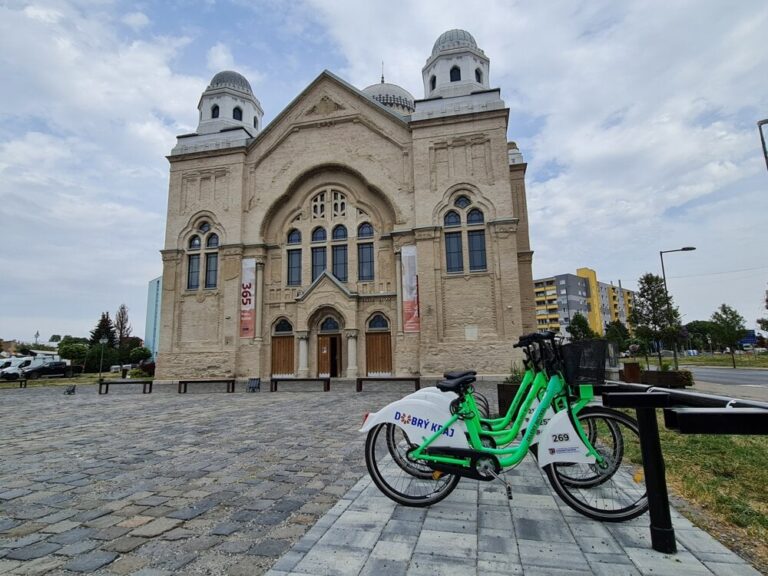 Unikátny projekt zdieľania bicyklov v kraji pokračuje, taktovku prevzalo mesto