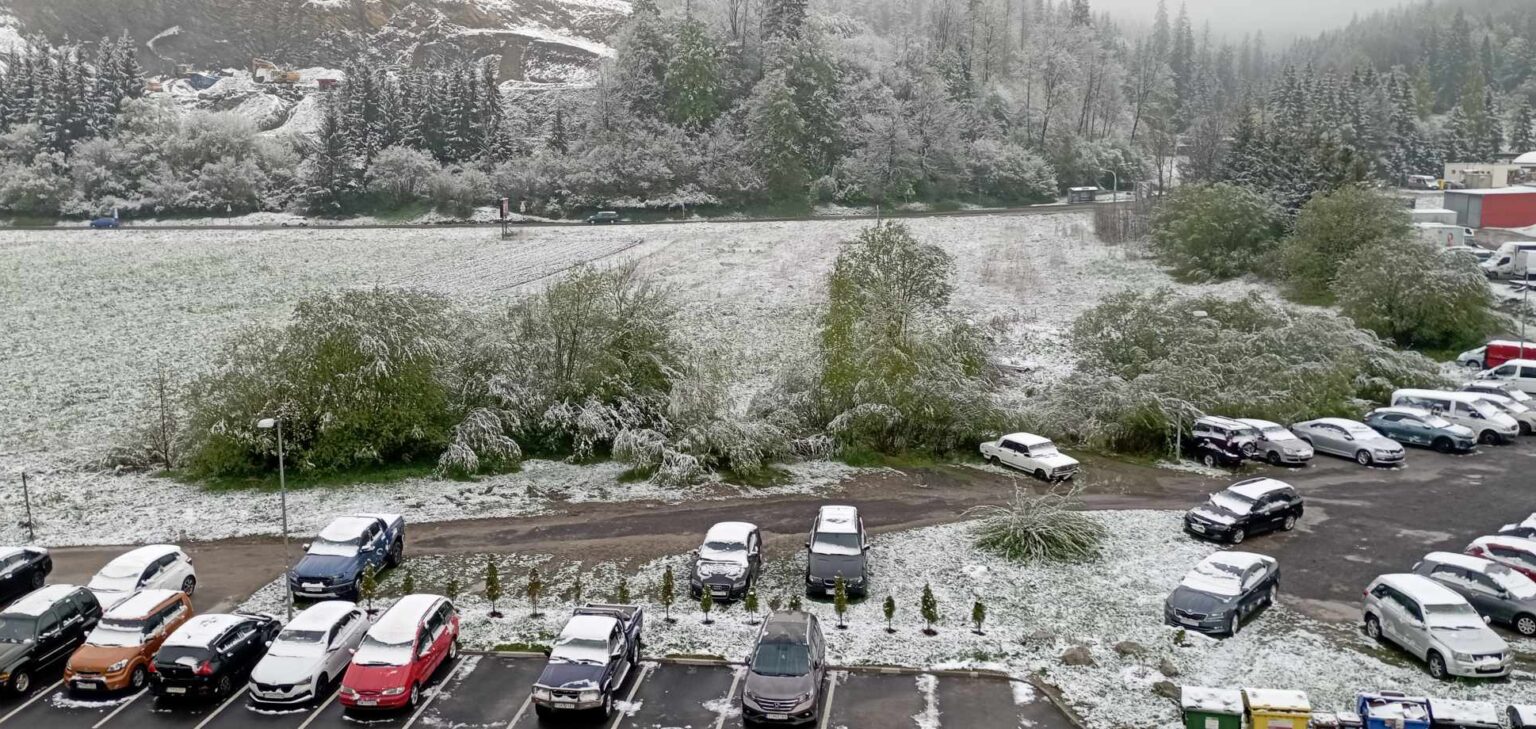 Sneh zaskočil mnohých, ktorí už bundy a kabáty odložili do skrine. Foto: David Markovič