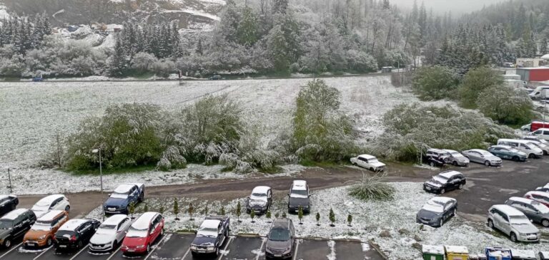 Na severe Slovenska ľudia odhadzovali z áut sneh pár dní pred 1. májom