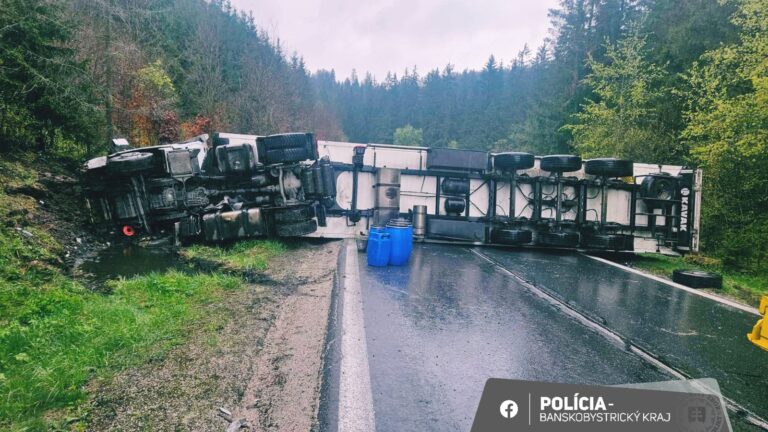 V Kremnických Baniach havaroval kamión. Vodiči musia zvýšiť opatrnosť