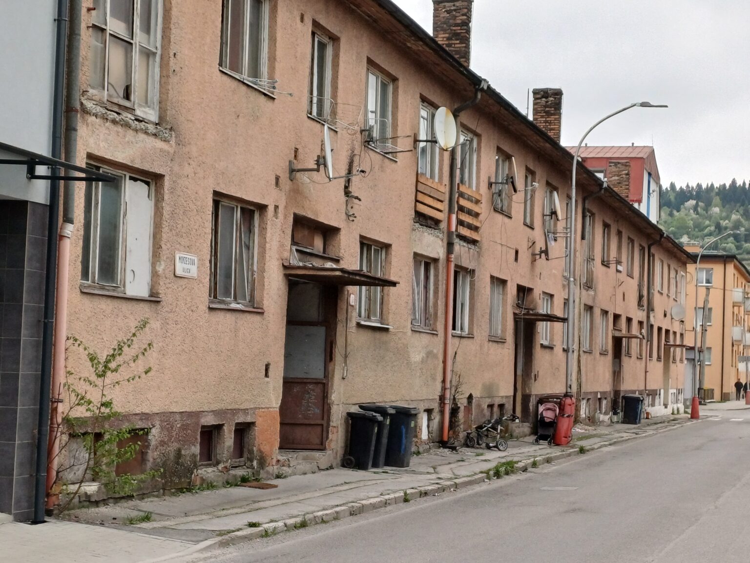 Bytovka s 31 bytmi na Moyzesovej ulici v Čadci bola postavená v roku 1962 a už niekoľko rokov je v zdevastovanom stave. Foto: RV