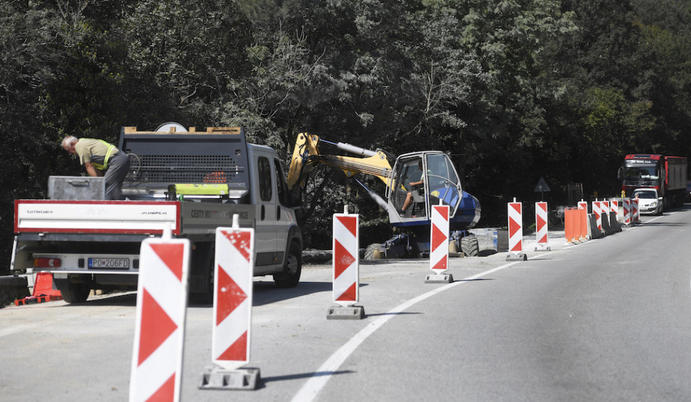 Na Horehroní sa prepadla vozovka. Dopravu riadi semafor