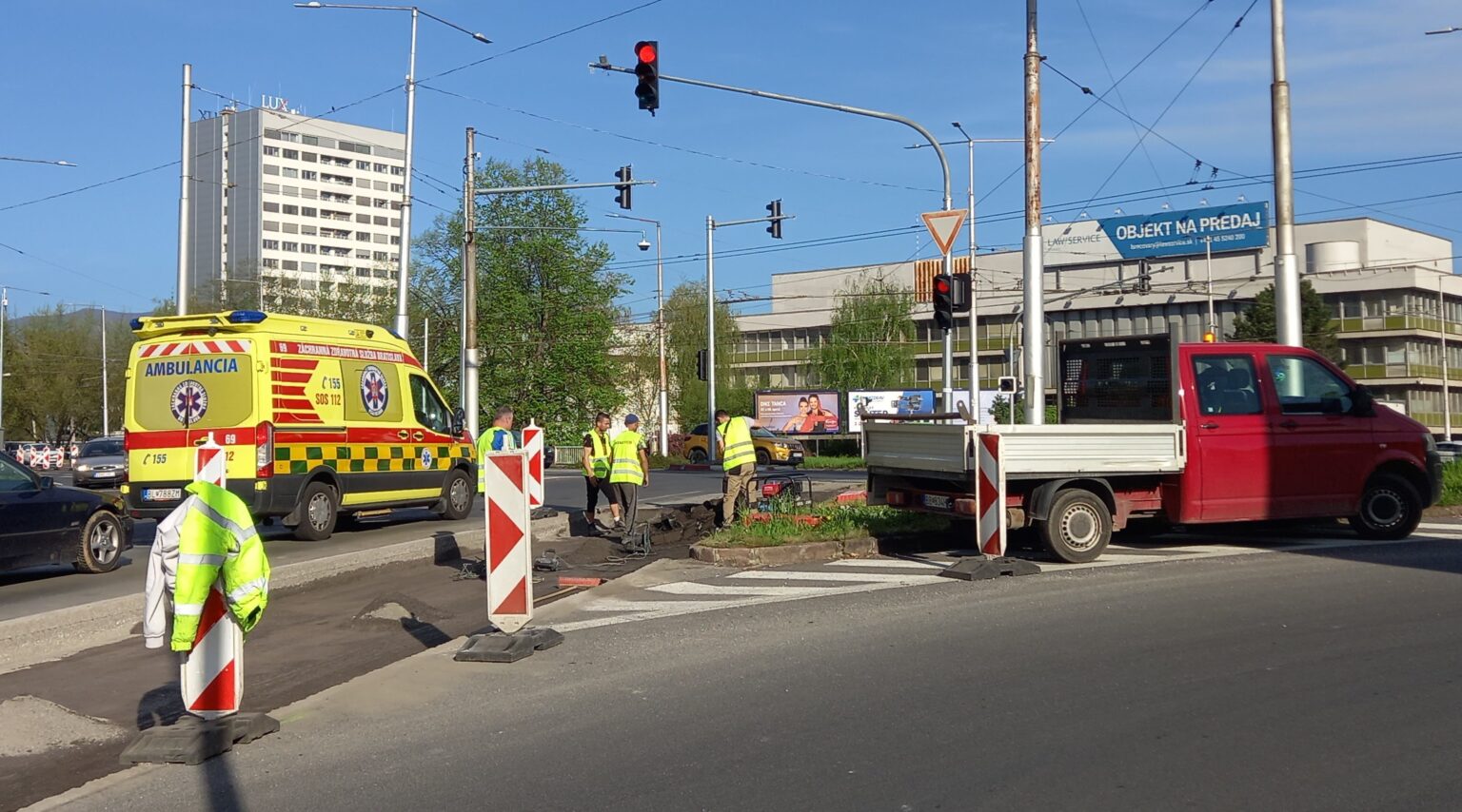 Práce sa začali aj na veľkej a frekventovanej križovatke. Foto: Mário Kaprálik