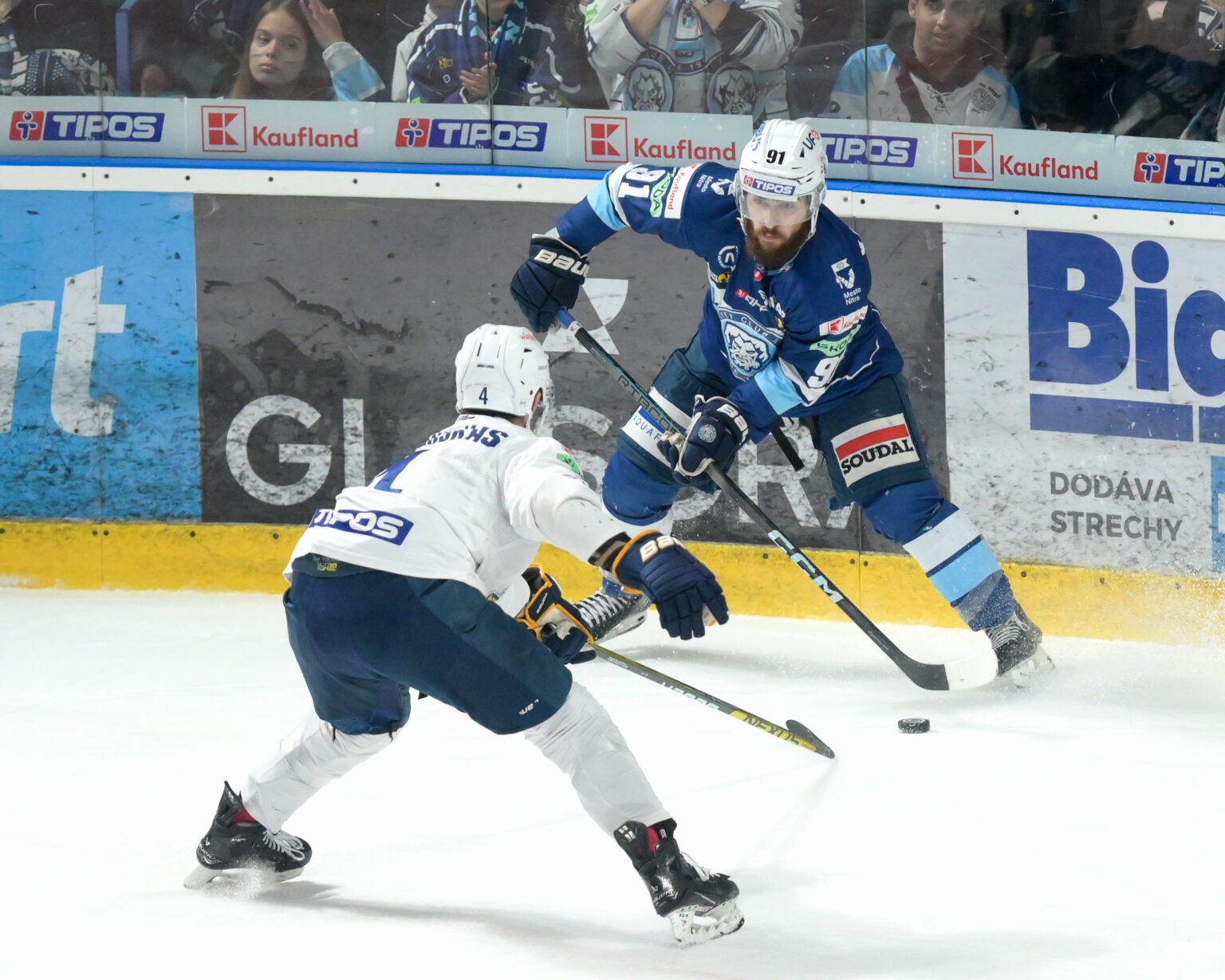 Na snímke zľava Nerijus Ališauskas (Spišská Nová Ves) a Robert Jackson (Nitra) bojujú o puk v štvrtom zápase finále play off hokejovej Tipos extraligy medzi HK Nitra a HK Spišská Nová Ves v Nitre 24. apríla 2024. Foto: Henrich Mišovič/TASR