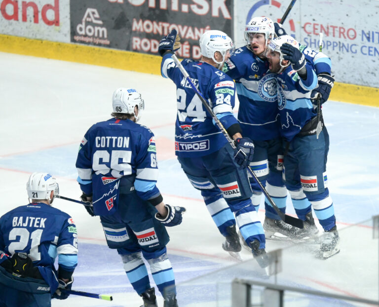 Na snímke radosť hráčov Nitry po góle v treťom zápase finále play off hokejovej Tipos extraligy medzi HK Nitra - HK Spišská Nová Ves 23. apríla 2024 v Nitre. FOTO TASR - Henrich Mišovič