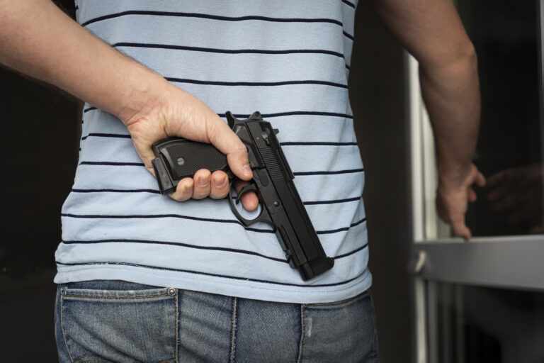 Dcére sa vyhrážal pištoľou. Zasiahnuť musela polícia