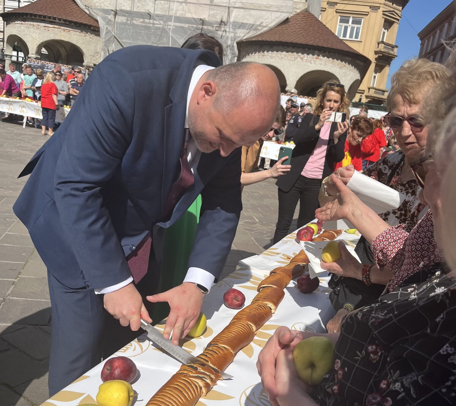Primátor pro krájaní makovníka počas Osláv Dňa mesta Košice. Foto: redakcia