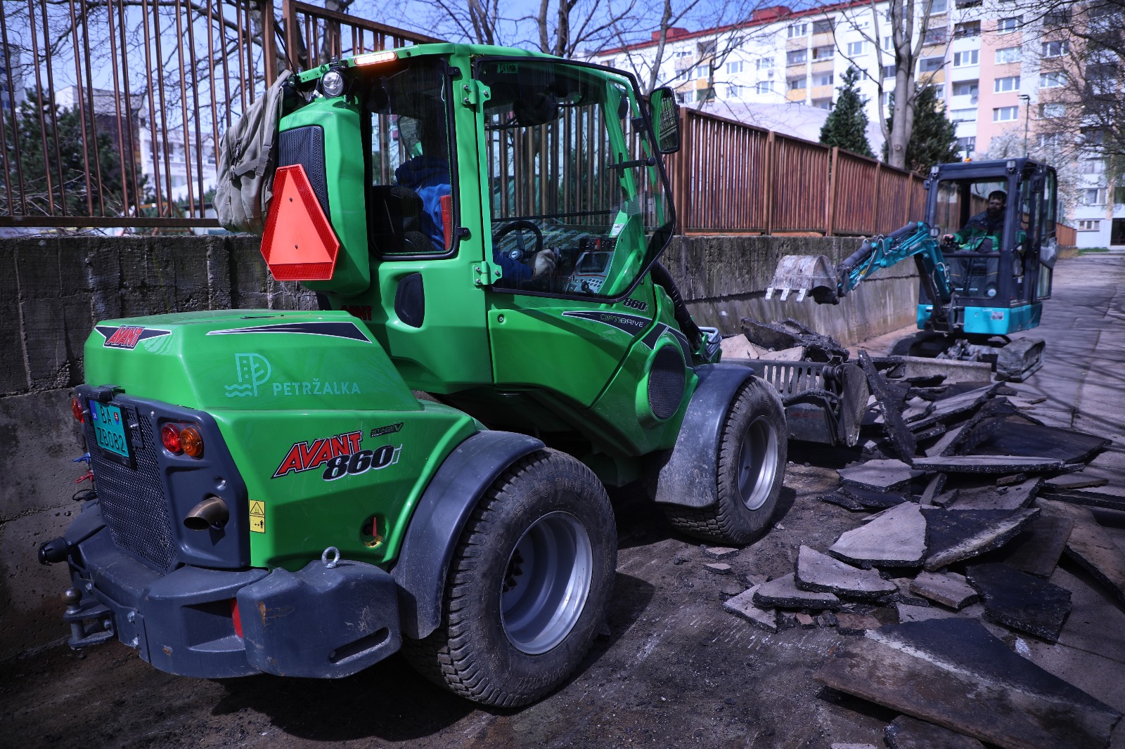 Petržalka odštartovala veľkú opravu chodníkov, vystačí si sama bez externých dodávateľov