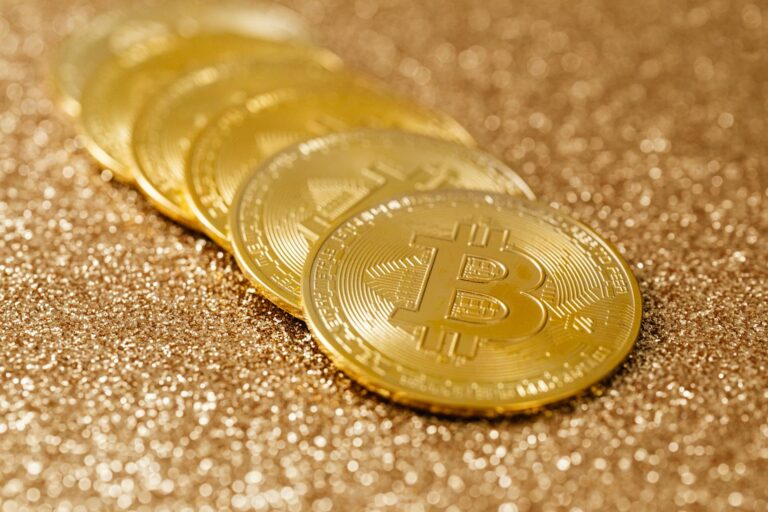 Súboj titanov súkromných peňažných aktív: bitcoin verzus zlato