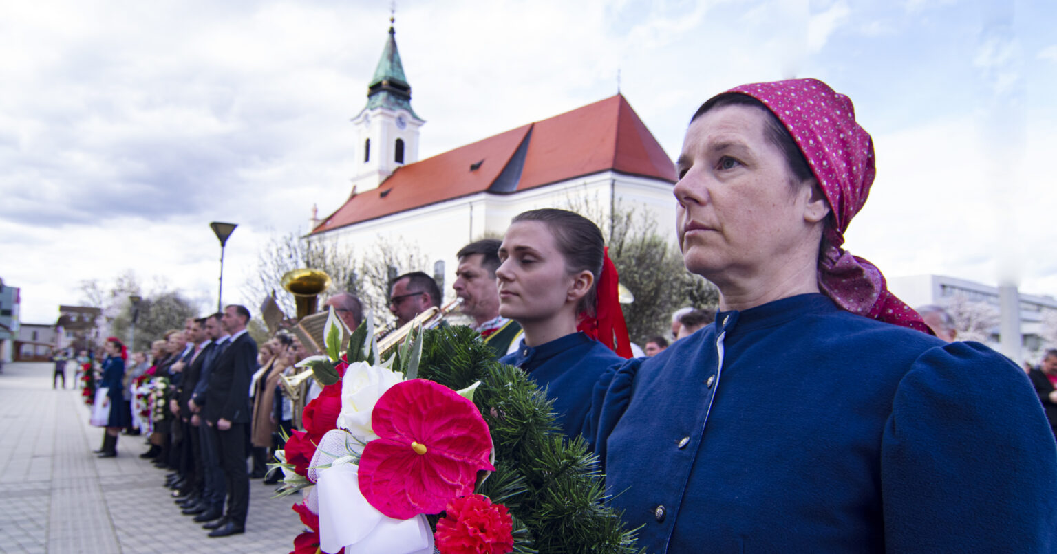 Bánovčania si pripomenuli 79. výročie oslobodenia mesta pietnym aktom kladenia vencov. Foto: Stanislav Vavro