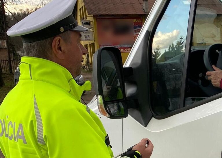 Veľká policajná akcia v kraji: fúkalo vyše 900 vodičov, cyklista mal 1,81 promile